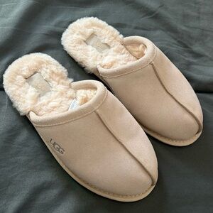 UGG Lined Slippers -Pale color size 6